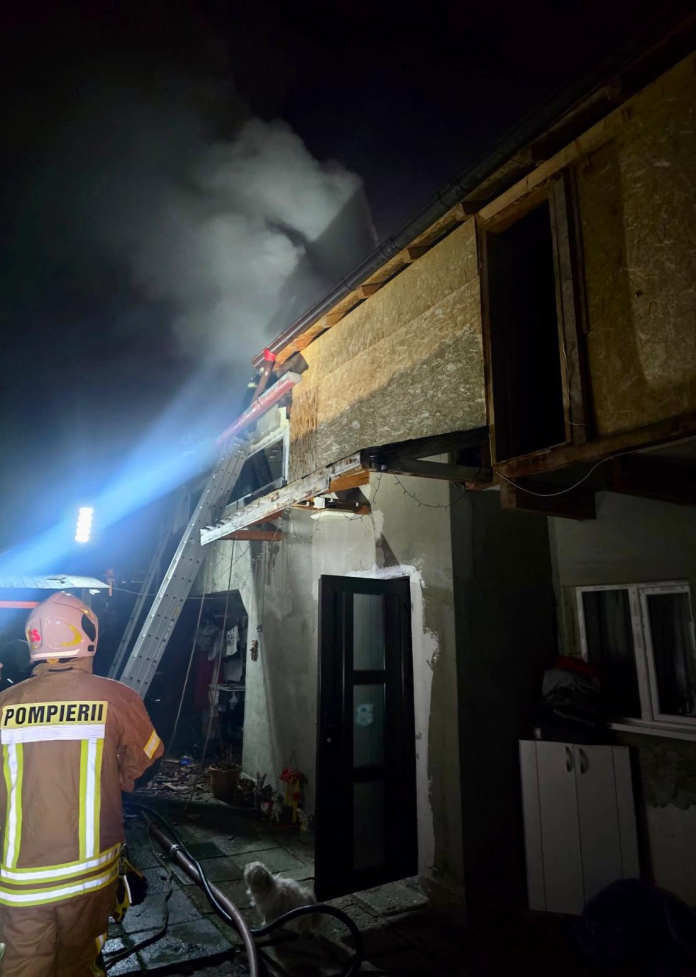 image Fum gros negru ridicându-se de la locul incendiului din Sibiu