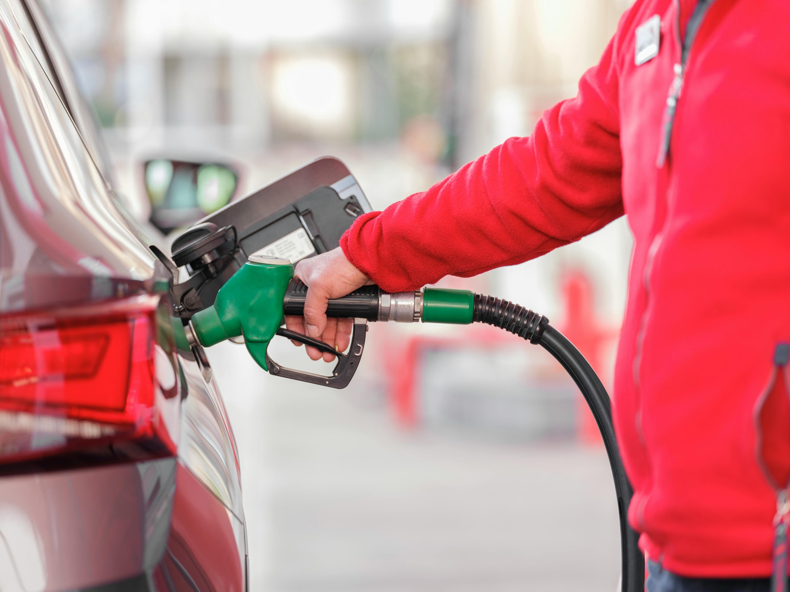 Preț carburanți România: pompă de benzină cu indicatorul de preț în evidență