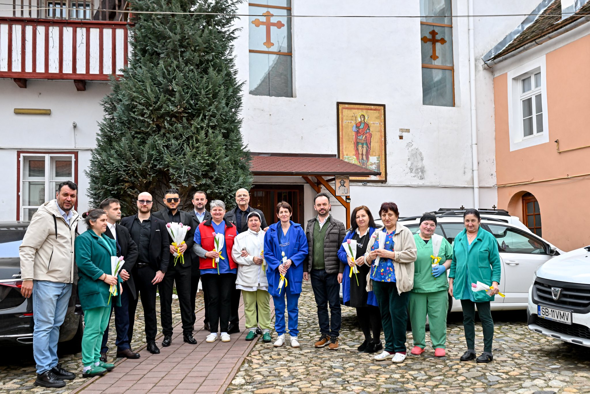 Voluntar energic din Echipa Galbenă cu un zâmbet larg, gata să împartă bucuria primăverii