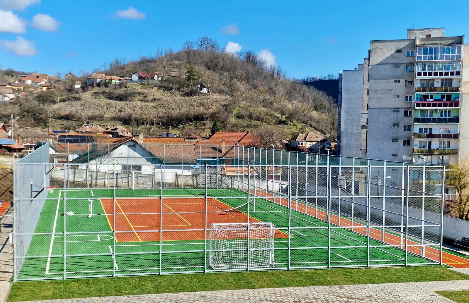 Teren sportiv multifuncțional nou construit în centrul orașului Mediaș