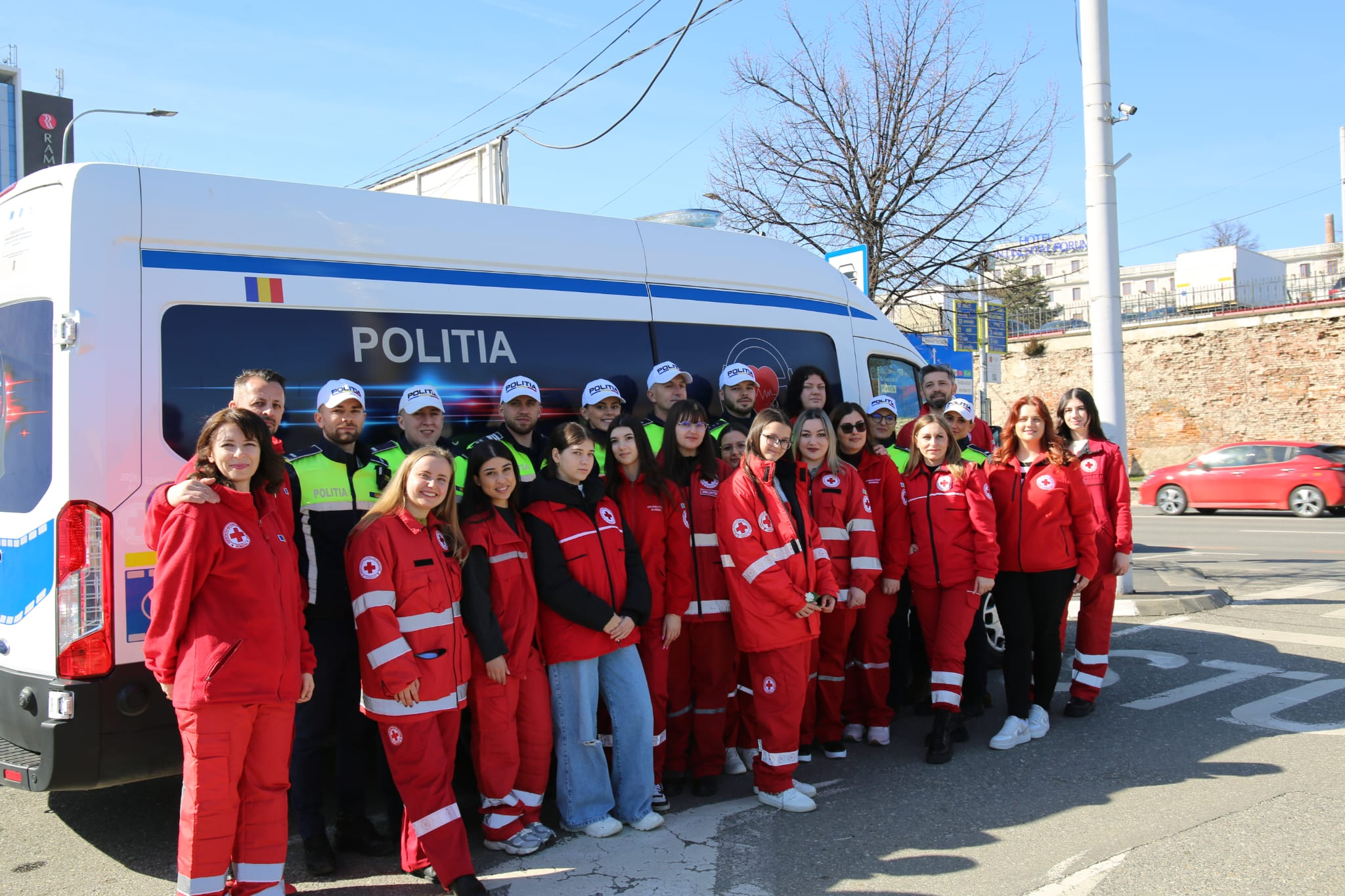 Voluntarii Crucii Roșii și polițiști sibieni oferă cadouri femeilor din Sibiu