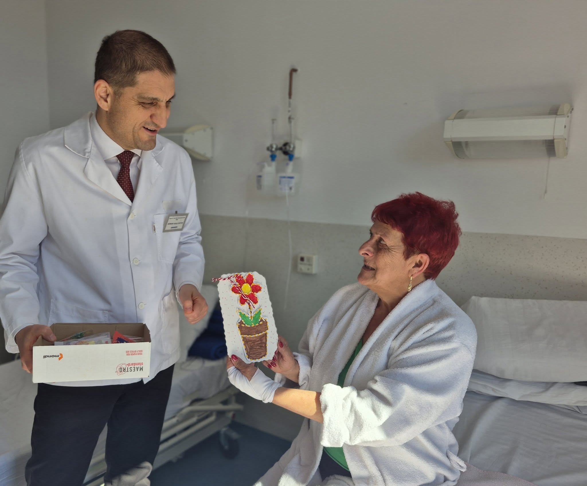 Elevi oferă mărțișoare și zâmbete pacientelor de la Spitalul de Pneumoftiziologie Sibiu