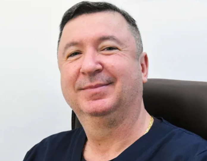 image Medicul Remus Maxim, în arest la domiciliu, privire serioasă în timpul unei audieri.