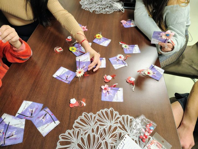 814 Copii din DGASPC Sibiu expunând cu mândrie mărțișoarele pe care le-au creat