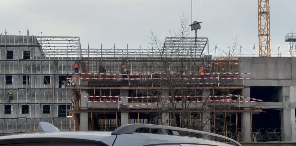 Panoramă aeriană sau vedere de ansamblu a șantierului pentru extinderea bazei NATO de la Sibiu