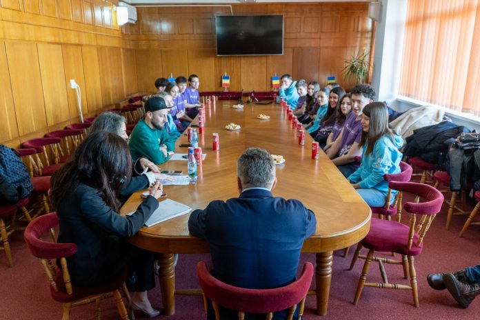 Intalnire echipe robotica 03 Tineri roboticieni mediașeni programează un robot în atelier pentru FIRST Tech Challenge