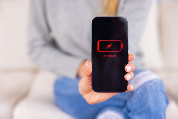 iPhone cu indicator de durata bateriei pe ecran, afișând procentaj ridicat.