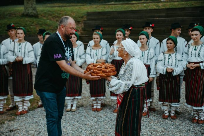 Panou informativ la intrarea în Muzeul ASTRA, anunțând intrarea gratuită