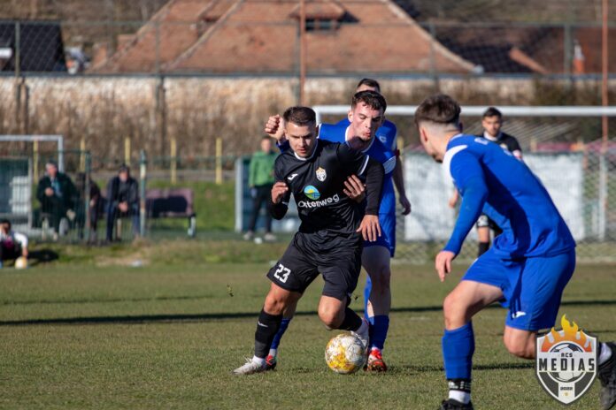 ACS Mediaș, echipă de fotbal din Liga a III-a, în deplasare pe teren