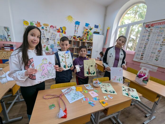 Elevii de la CSEI Turnu Roșu prezintă mândri surprizele de 8 Martie pentru mame