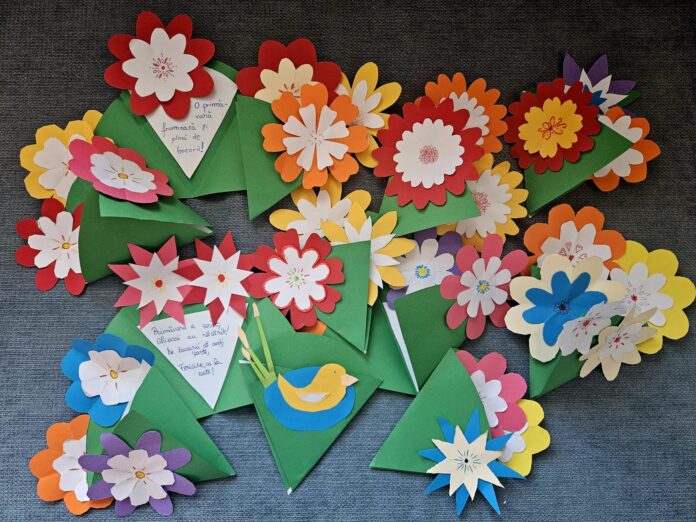 Proces de creare a felicitărilor de către voluntarii adolescenți ASTRA Sibiu