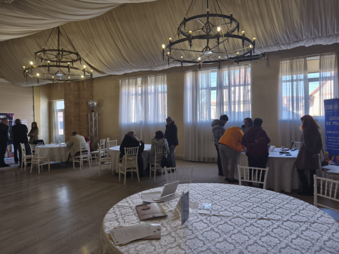 Participanți la prima bursă a locurilor de muncă din Sibiu organizată de AJOFM