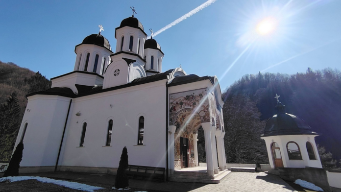 Intrarea principală sau o clădire a Mănăstirii Turnu Roșu