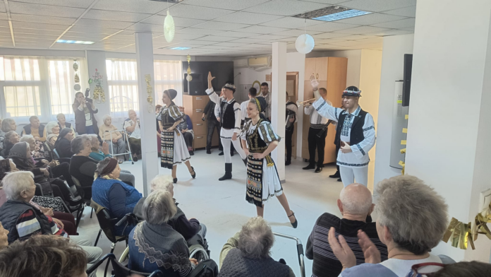 Junii Sibiului interacționează cu o bunica în timpul spectacolului de suflet din Săliște