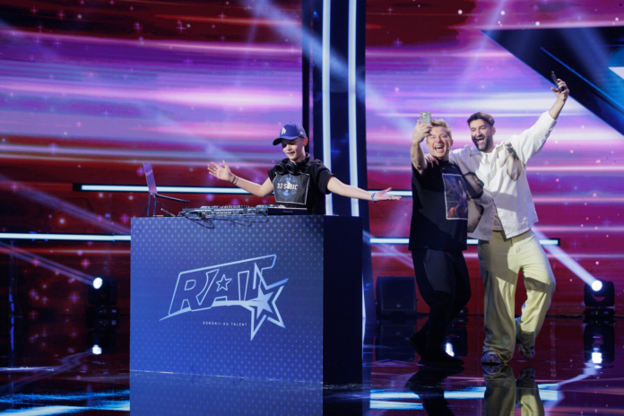 DJ Sebic, un băiat de 12 ani, mixând la pupitrul de DJ în fața juriului Românii au talent.