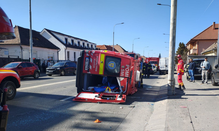 Poliția rutieră dirijează traficul pe șoseaua blocată de accidentul cu ambulanța SMURD.