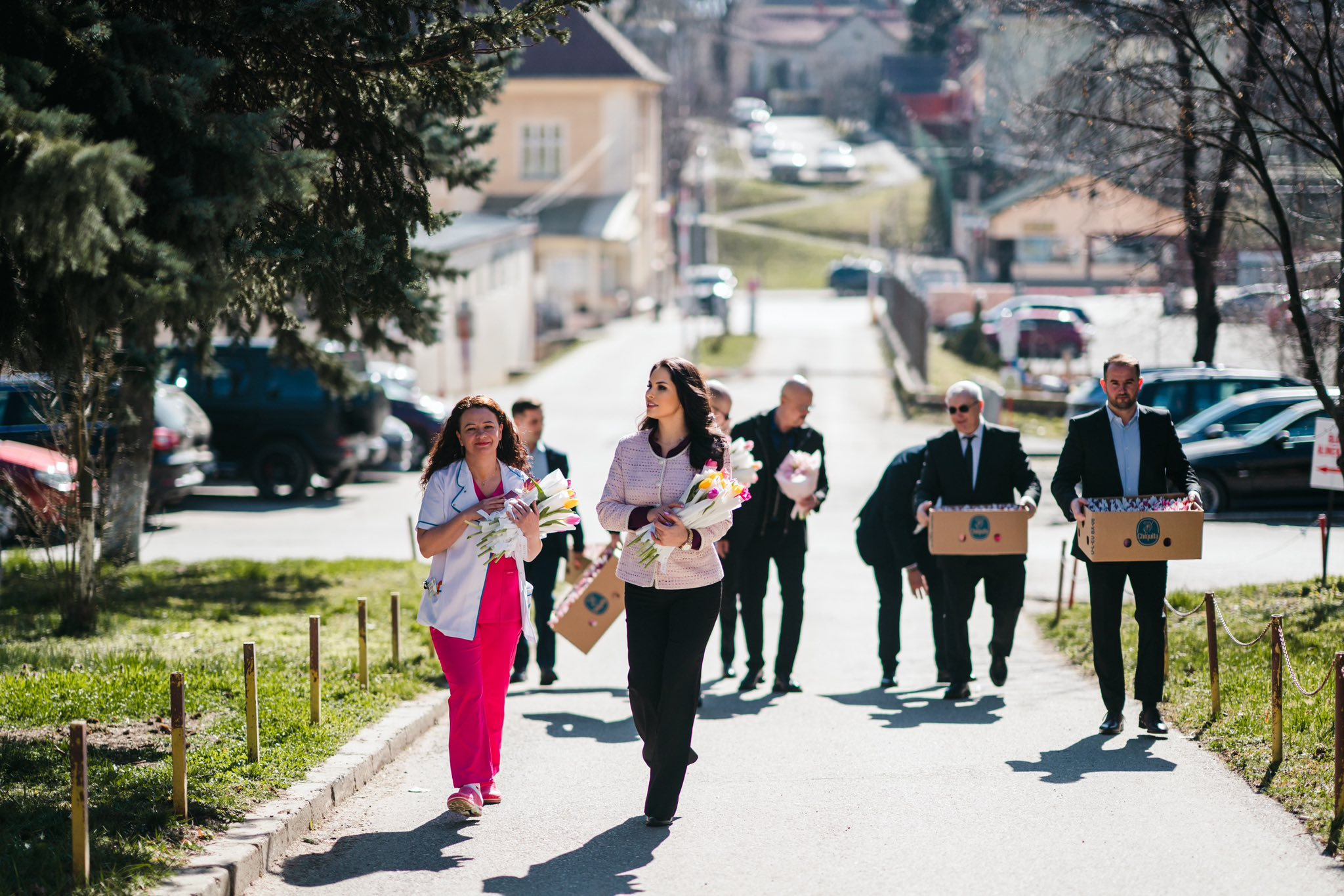 Moment de bucurie între un voluntar și o femeie în ziua de 8 Martie