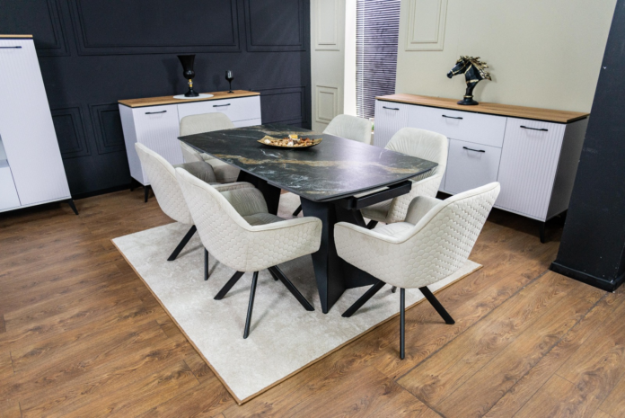 Scaune elegante și masă din lemn, potrivite pentru livingul unui apartament mic