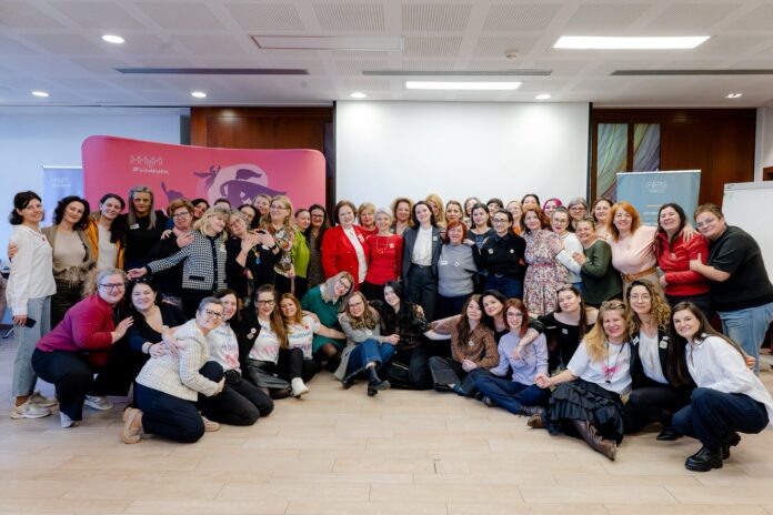 Grup de femei înconjurate la Forumul Învingătoarelor pentru a combate violența domestică