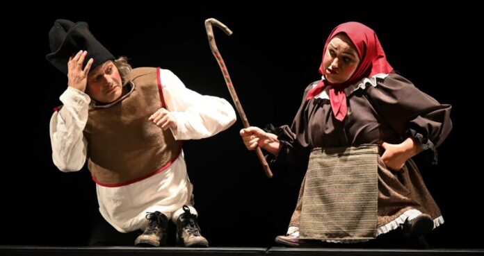 Scenă din spectacolul Fata babei fata mosneagului la Teatrul Gong Sibiu