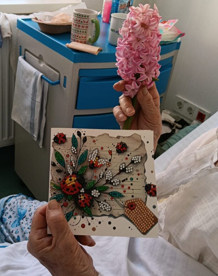 Elevi din educație incluzivă Sibiu oferă flori și zâmbete pacienților spitalului de Pneumoftiziologie.