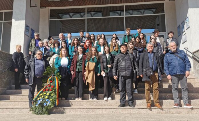 Elevi așează o coroană de flori în memoria deținuților politici anticomuniști