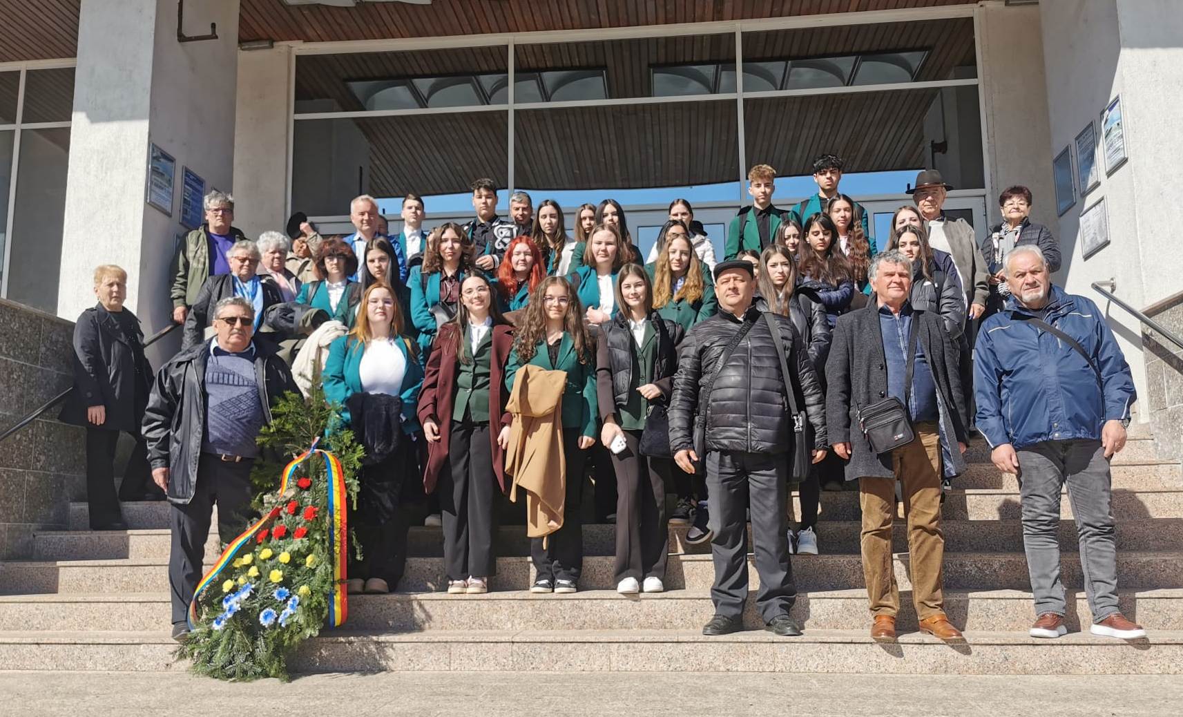 Elevi așează o coroană de flori în memoria deținuților politici anticomuniști