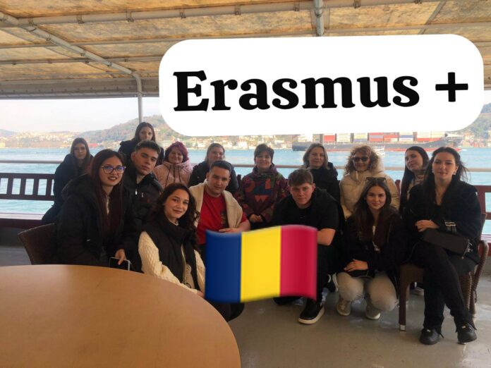 Elevi și profesori din mobilitatea Erasmus+ vizitează un monument istoric emblematic în Istanbul