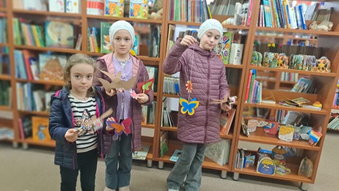 Copii creativi la un atelier de reciclare, lucrând la proiecte din materiale refolosite