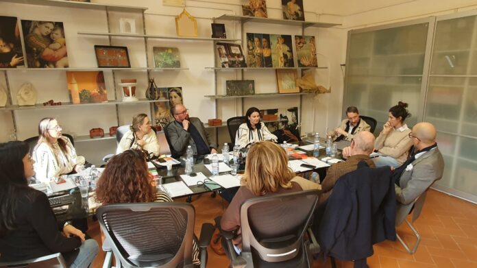 Artizan meșter la lucru, confecționând un obiect tradițional românesc din lemn