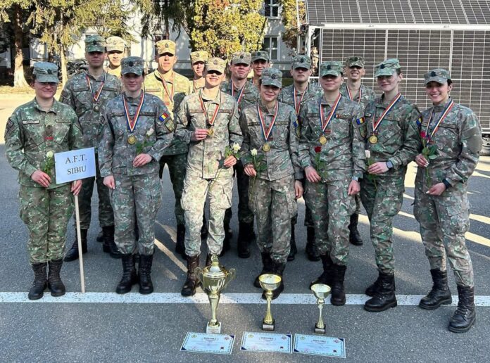 Tânăr student militar purtând berea și echipament de iarnă, pregătit pentru concurs