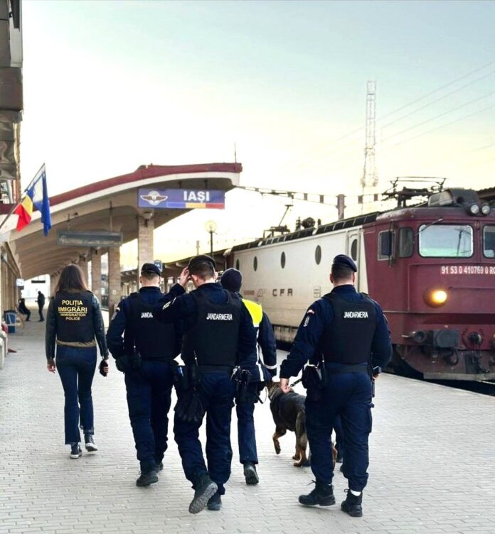 Acțiune a poliției imigrări, prezentând ofițeri în timpul operațiunii de identificare a persoanelor în situație ilegală