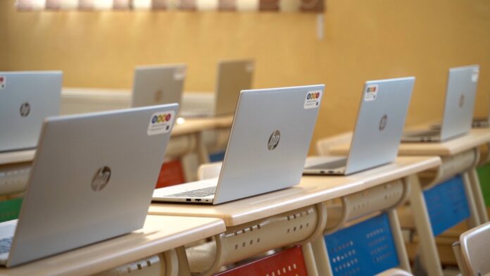 Biblioteca școlii echipată cu fonduri europene, rafturi și cărți noi