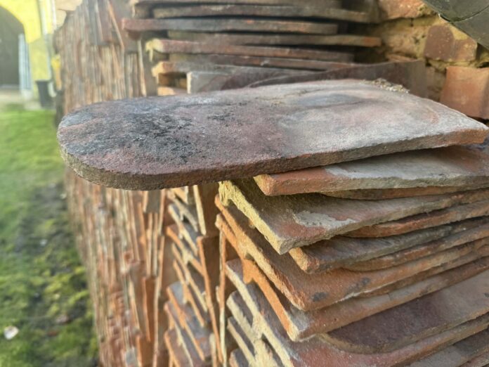 Acoperiș cu țigle istorice deteriorate ce necesită restaurare urgentă la Sibiu