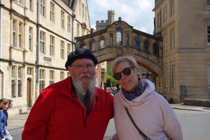 Soți americani bucurându-se de peisajul orașului Sibiu, România