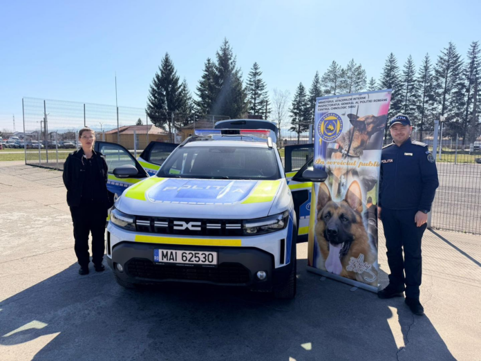 Dresor de la Centrul Chinologic Sibiu demonstrează cu un câine, în timp ce copiii privesc cu admirație.