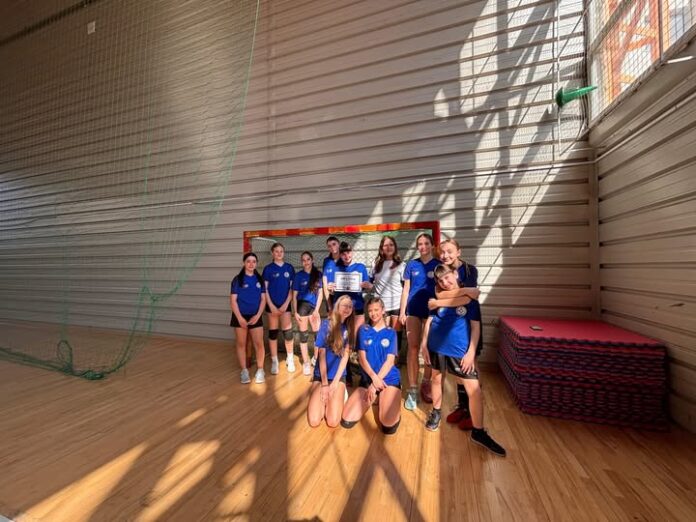 Echipa de handbal câștigătoare a Școlii Ion Luca Caragiale la competiția ONSS