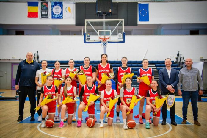 Jucătoare a echipei de baschet feminin România execută o aruncare spre coș