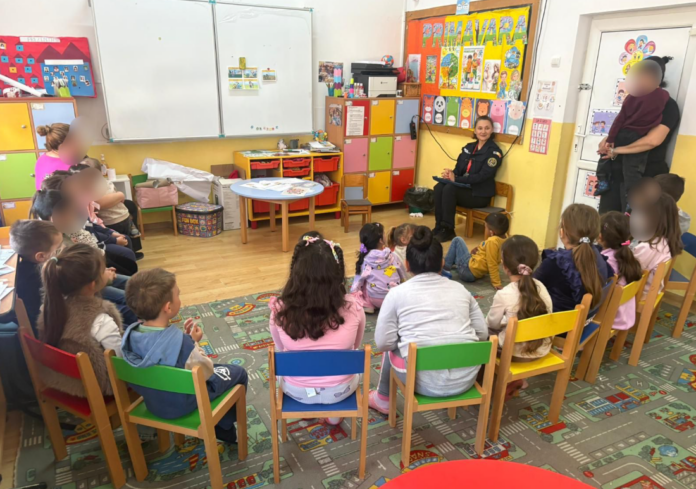 Polițiști sibieni discută cu elevi despre siguranța în școli în cadrul unui program educativ