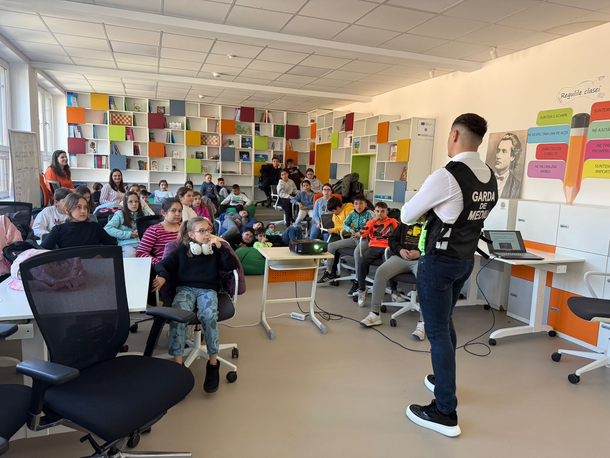 Reprezentanți ai Gărzii Naționale de Mediu desfășoară activități educative cu elevii.