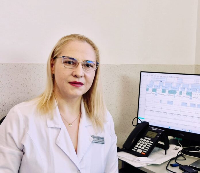 Dr. Scridon Elena, medic pneumolog specialist în apnee în somn, oferind consultație