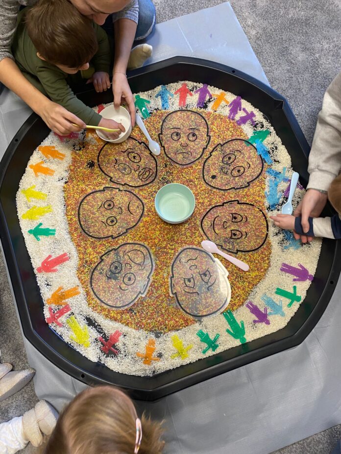 Participanții la atelierele Călătoria Parentală în Sala Mare de la Sibiu