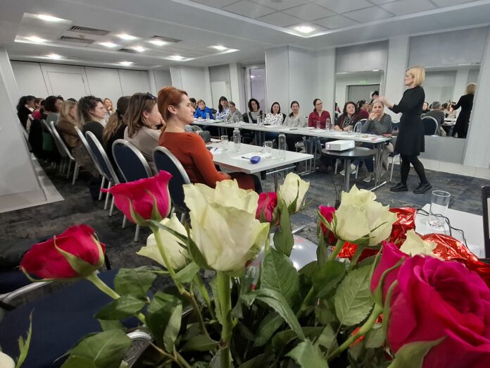 Echipă de specialiști în intervenție timpurie la un seminar de formare în Sibiu