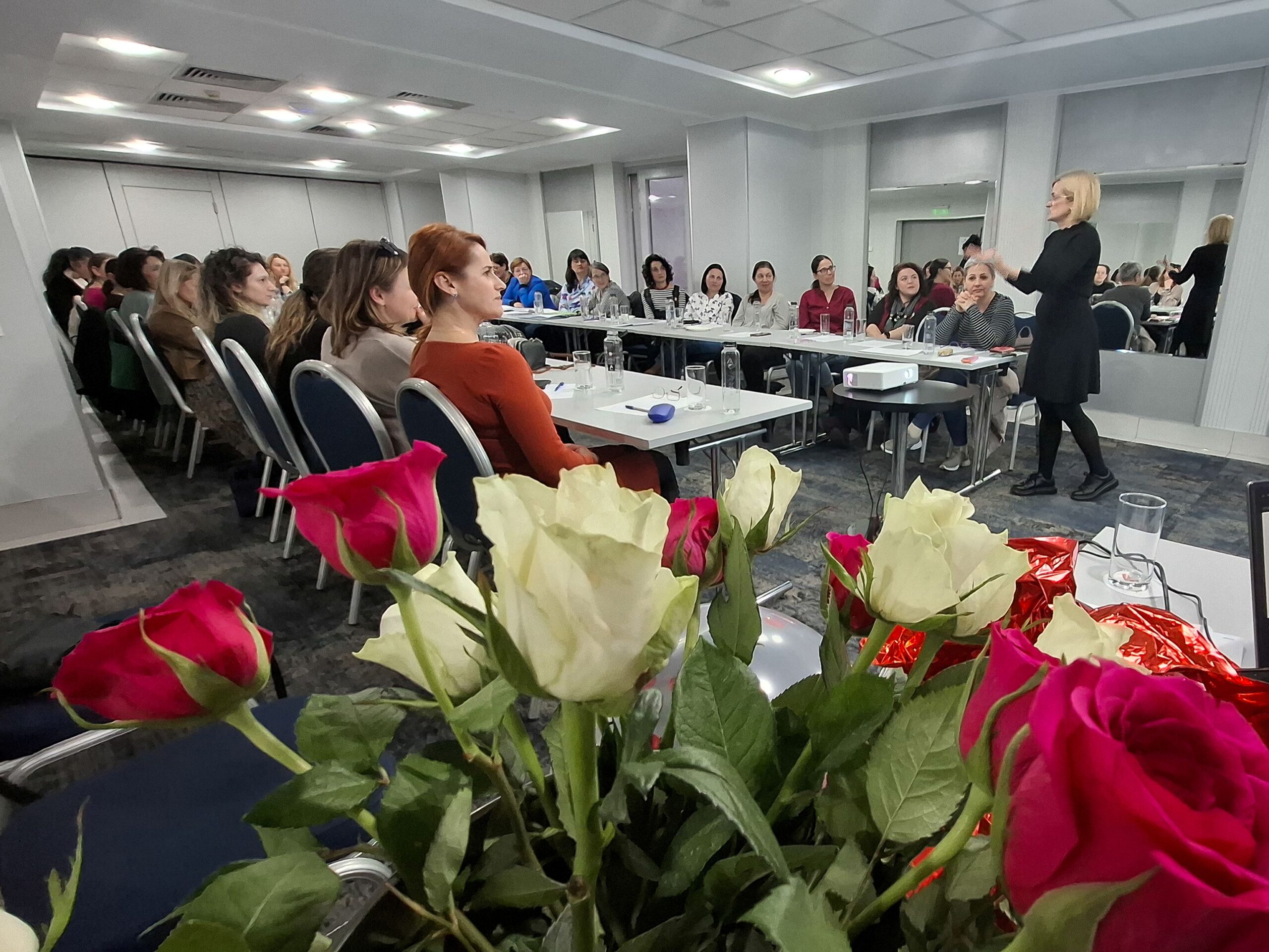 Echipă de specialiști în intervenție timpurie la un seminar de formare în Sibiu