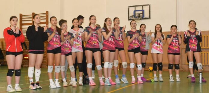 Echipa Champions Sibiu U15 în acțiune pe terenul de volei în lupta pentru calificare