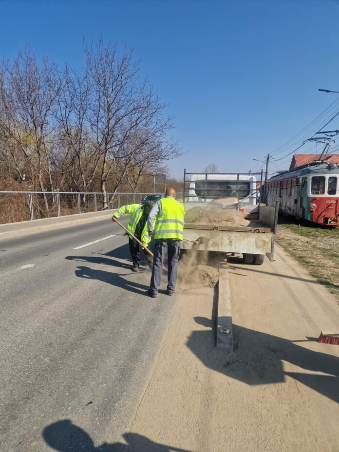 1016 Utilaj de construcții pentru lucrări de întreținere rutieră pe un drum județean din Sibiu