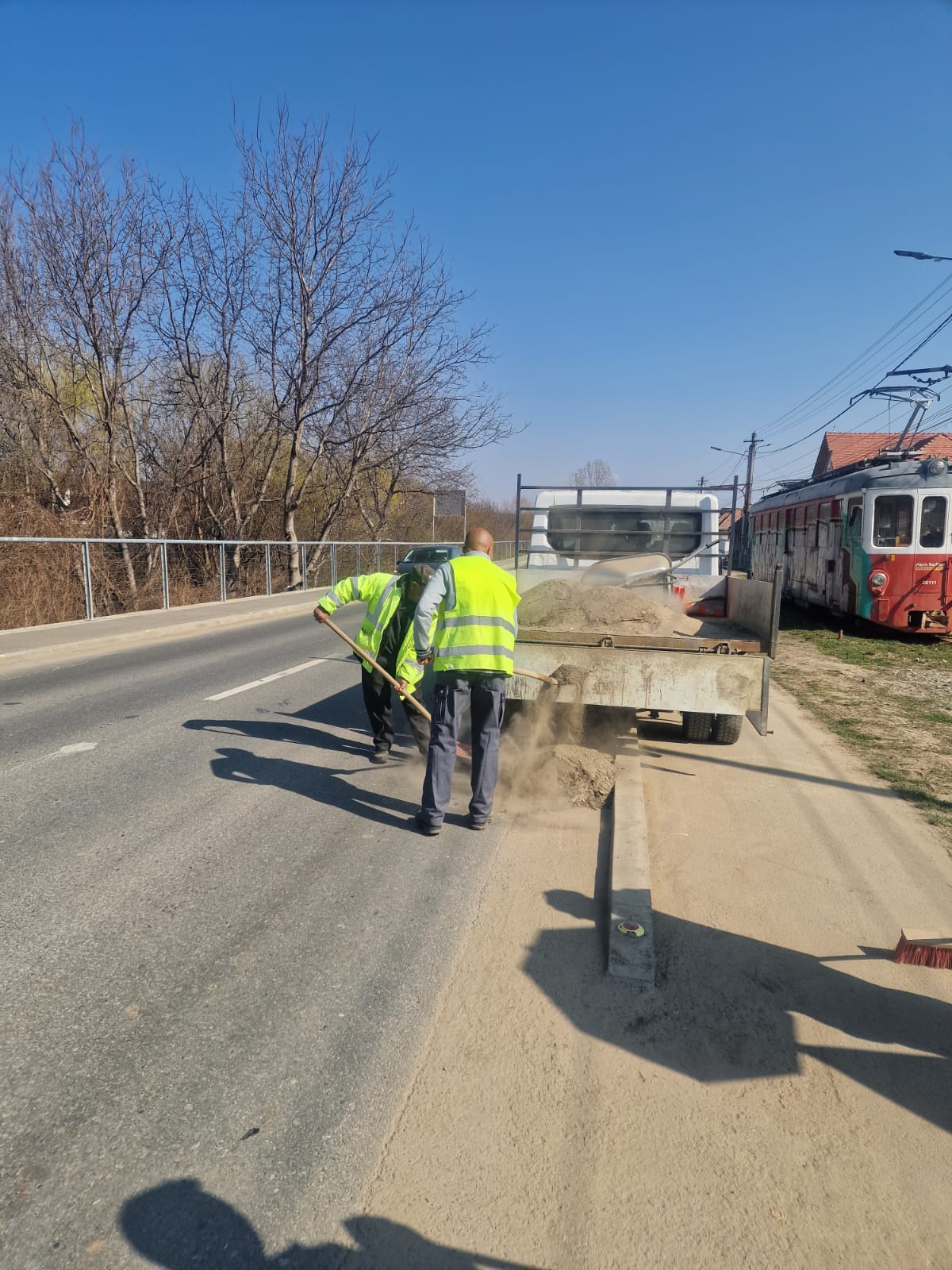 Utilaj de construcții pentru lucrări de întreținere rutieră pe un drum județean din Sibiu