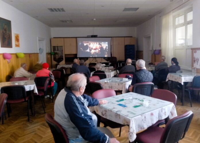 1021 Seniori din Sibiu la un eveniment cultural în sala Bibliotecii ASTRA