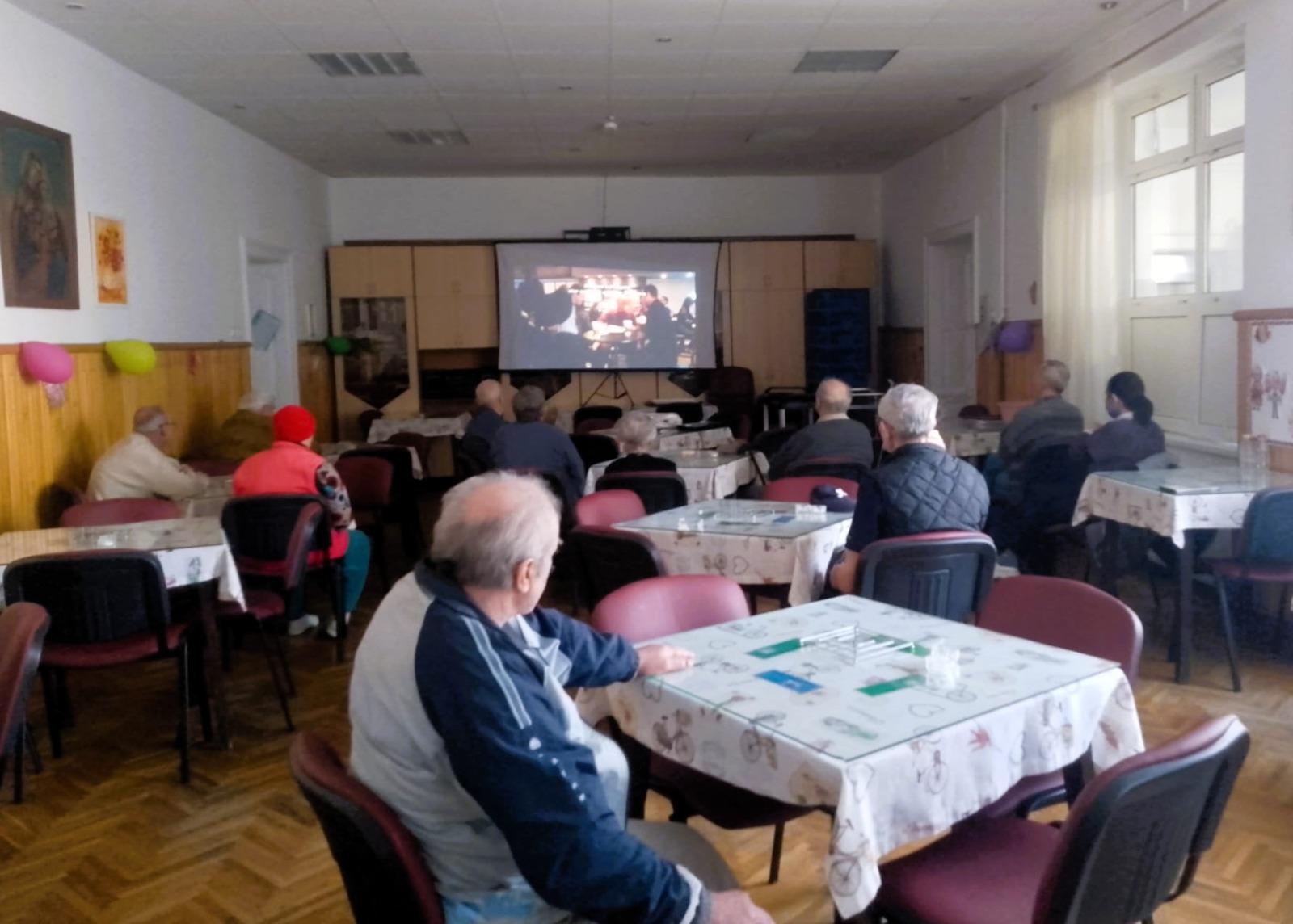 Seniori din Sibiu la un eveniment cultural în sala Bibliotecii ASTRA