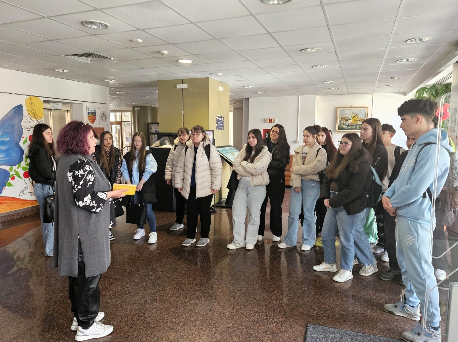 Elevi participă la o sesiune de orientare profesională în bibliotecă, explorând cărți vechi